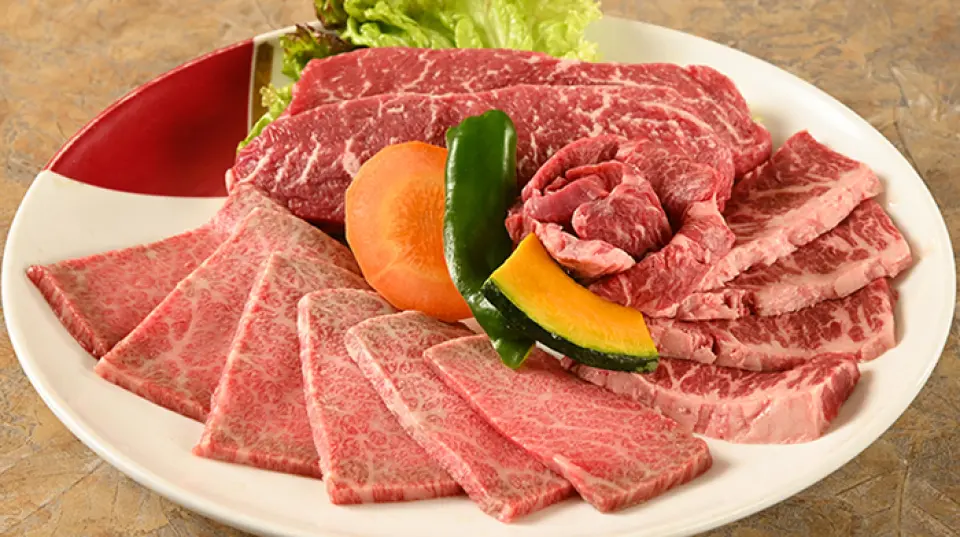 在本店，您可以品嚐由老闆親自挑選的高品質肉類。我們的「特級烤豬肋排」和「超特級烤豬肋排」以其濃鬱的風味和鮮嫩的口感而聞名。您還能感受到美麗的油花和細膩的甜味，以實惠的價格享受奢華的味覺體驗。此外，我們還提供口感如牛排般令人滿足的「肋眼牛排」、推薦作為烤肉開胃菜的「鹹牛舌」以及在韓國廣受歡迎的「豬排骨」。歡迎您前來品嚐。