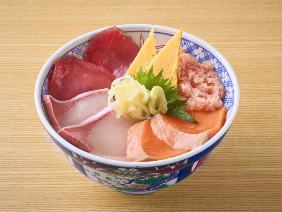 At lunchtime, we offer a wide variety of menu items, including set meals, eel, seafood bowls, soba, and udon. The most popular menu item is the classic "Tuna Bowl"♪ We also recommend the "Seafood Overflow Bowl" with plenty of toppings and the ever-popular "Isomaru 4-Color Bowl". Be sure to visit us at lunchtime. *Lunch is not available at some stores.