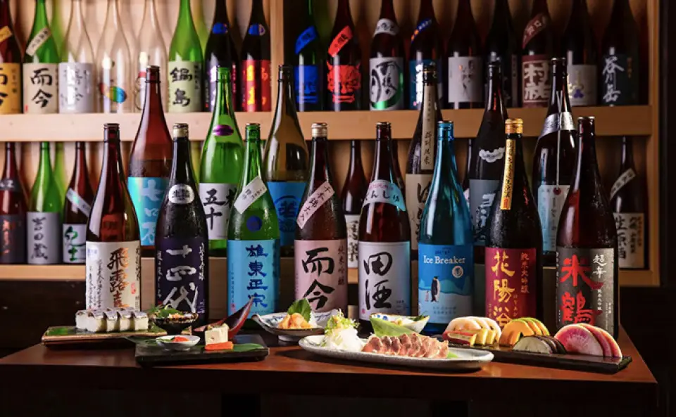 我们精心挑选与菜肴完美搭配的酒品，尤其专注于来自全国各地的当地清酒。我们提供口感均衡的干型、柔和型和果香型清酒，可与刺身和炭烤菜肴完美搭配。除了清酒，我们还提供各种烧酒、水果酒、高球鸡尾酒和鸡尾酒，所有饮品都物超所值！现场加购饮品因其令人满意的体验而备受好评。来体验美食与美酒的完美融合吧！