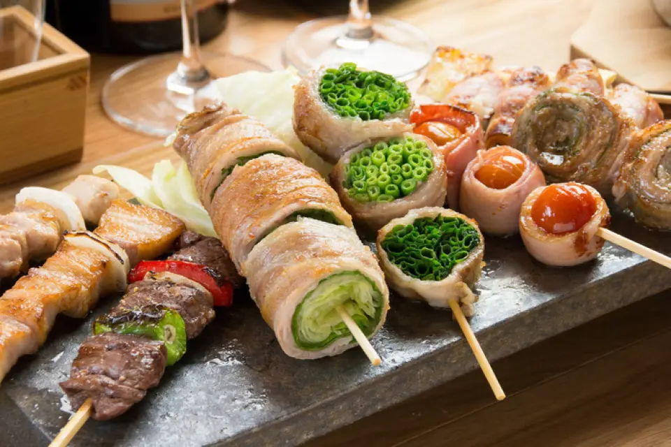 Lettuce Wrap Skewers คือการผสมผสานที่ลงตัวระหว่างหมูสามชั้นฉ่ำๆ และผักกาดแก้วกรุบกรอบ! นี่คือเมนูพิเศษ ผักกาดแก้ว 1 หัวสามารถทำเสียบไม้ได้เพียง 5 ไม้เท่านั้น เลือกรสชาติได้ 3 รสชาติ ได้แก่ เกลือ ซอส และชีส ทางร้านจะตัดไม้ให้เมื่อคุณสั่ง ดังนั้นการสั่งรสชาติอื่นๆ และแบ่งปันกับคนอื่นๆ จึงเป็นความคิดที่ดี นอกจากนี้ เรายังมีแพลตเตอร์สำหรับเพลิดเพลินกับเมนูพิเศษประจำวันอีกด้วย