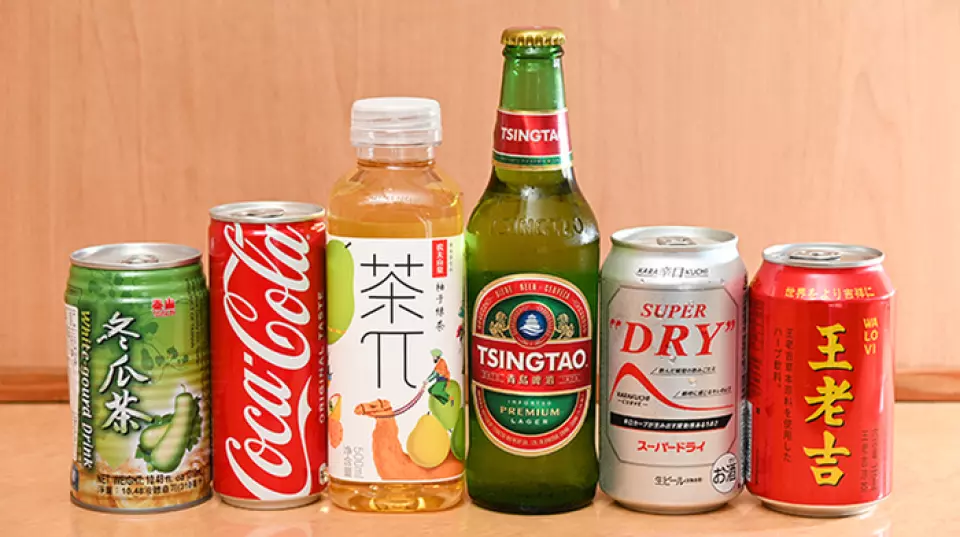 我們提供多種飲品，包括青島啤酒（與我們的正宗點心堪稱絕配）、葡萄酒和威士忌。我們也提供一系列中國軟飲，推薦給不喝酒的客人。您可以根據自己的口味選擇飲品。