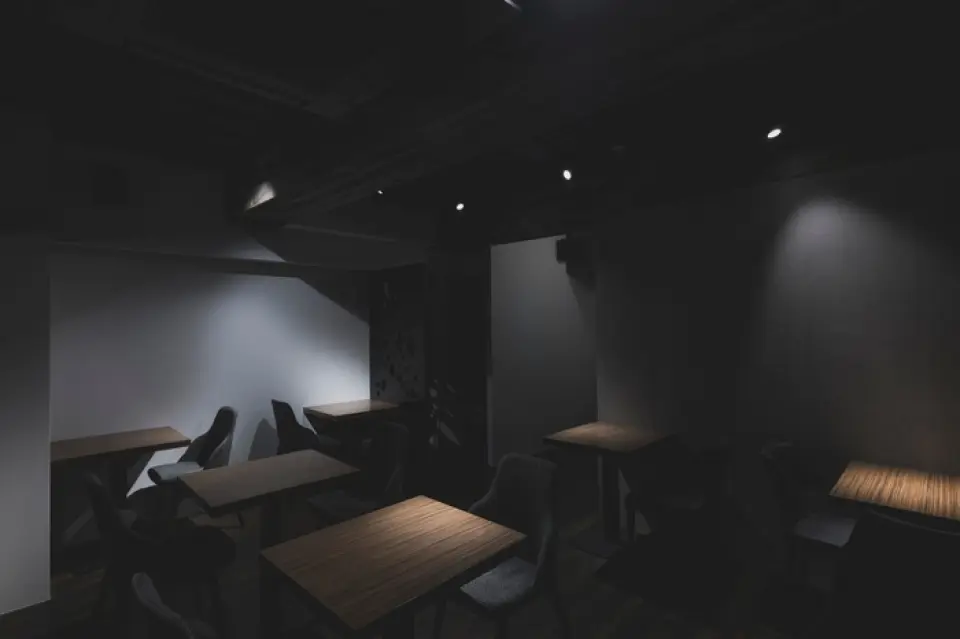 Located on the second floor, our restaurant has a hideaway-like atmosphere. The calm interior, based on natural wood, is lit by spotlights, creating a stylish and high-quality space. All seating is at wooden tables. We are comfortable and can accommodate even single guests.