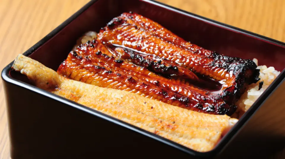 無腥味的鰻魚烤至魚皮酥脆，淋上以日本本土食材特製的醬汁。餐桌上常備醃菜、磨碎的日本胡椒、醬油、醬油、鹽和芥末，您可以根據自己的口味享用。我們也推薦最後加入一些日式高湯，像鰻魚飯一樣享用。