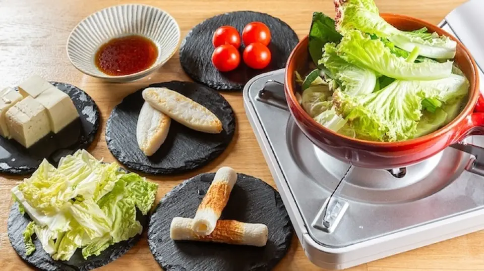 人气菜色是蒜香日式高汤（Dashi-jo），以日式高汤烹调而成。这种高汤口感清淡，与涮涮锅有异曲同工之妙。海鲜料理鲜美无比，蒜香浓郁，令人回味无穷。高汤料理带有火锅风味，此外还有油浸高汤料理可供选择。烩饭、面条等其他菜肴的特色在于，即使吃到最后也不会感到厌倦。请根据您的心情，尽情品尝各种美味佳肴。