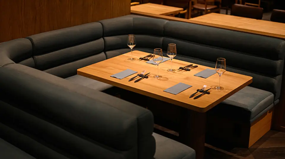 The restaurant has a relaxed atmosphere and can be used for a wide range of occasions, from everyday meals to special occasions. There are half-sofa style table seats in the back, so you can spend a comfortable time with friends or family in a spacious space.