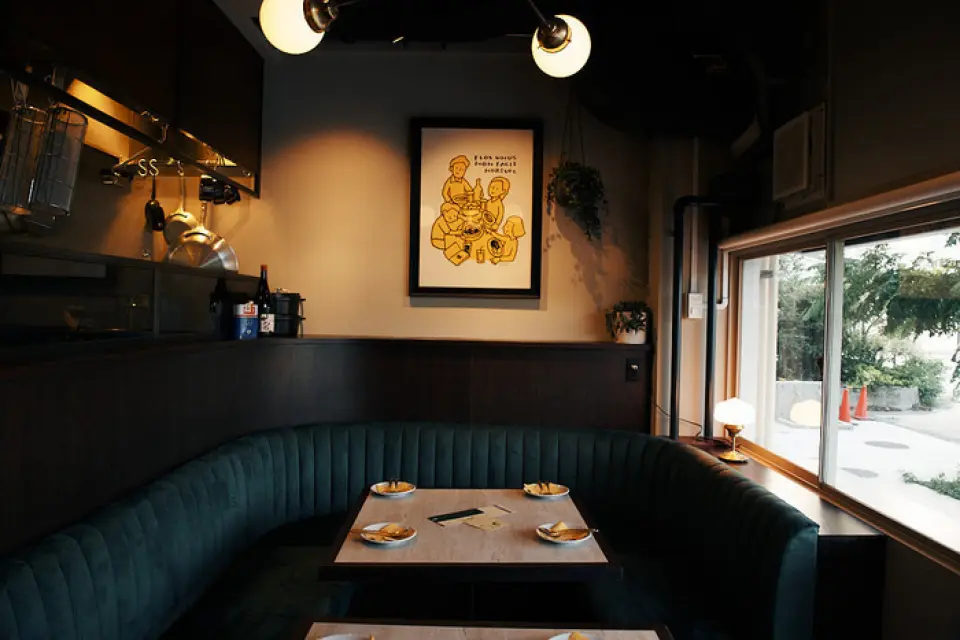 The interior of the restaurant is decorated with natural wood, creating a casual and warm atmosphere. There are two entrances, one from inside the facility and one on the school grounds side, creating an open and airy atmosphere that makes it easy to drop in. There is also terrace seating outside. You can enjoy a luxurious time enjoying a delicious meal with your family or close friends while taking in the openness of the school grounds.