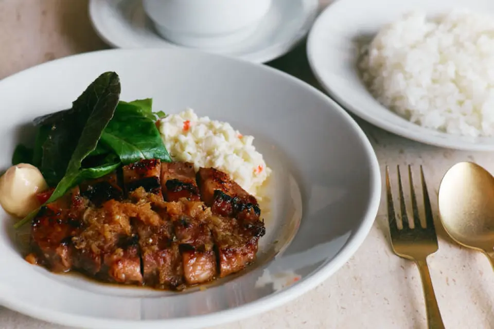 The restaurant offers a wide selection of casual Western dishes that everyone loves, including the classic "Api Neapolitan," made with simple ingredients and carefully seasoned with homemade ketchup sauce, and "Ibaraki Prefecture's "Hoributa" Pork Ginger," made with thickly sliced pork and a homemade sauce made with plenty of ginger.