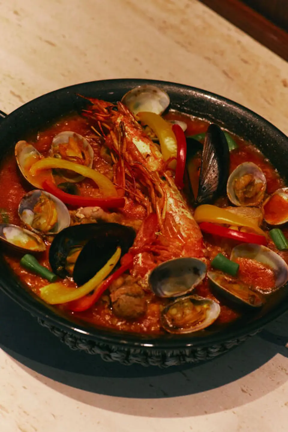 The main chef, who is well versed in both Spanish and Italian cuisine, is in charge of the food. In contrast to the casual atmosphere during the day, authentic bistro cuisine graces the tables in the evening. The menu is full of dishes that will make you want to order another glass of wine, including the moist [Api's Catalan Paella], made with plenty of shrimp, mussels, and seasonal vegetables and cooked in homemade bouillabaisse.