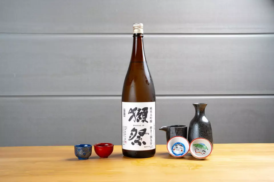 The bar has a selection of around 30 varieties that is irresistible for sake lovers. You can also enjoy brands that are sometimes hard to find. They have a wide selection of popular sakes and offer an all-you-can-drink option. Their homemade honey lemon sour, "Himari Sour," is also a popular drink.