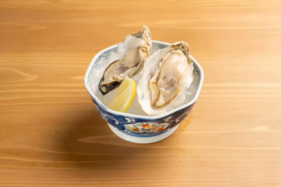We offer fresh oysters grown in the waters off Hiroshima's uninhabited islands, so you can enjoy them with peace of mind. Our popular dishes include oysters in the shell and a two-kind tasting platter that allows you to compare different types. Also, don't miss our hand-rolled sushi, made with high-quality sea urchin delivered daily. Enjoy our carefully selected ingredients, which we are proud of.