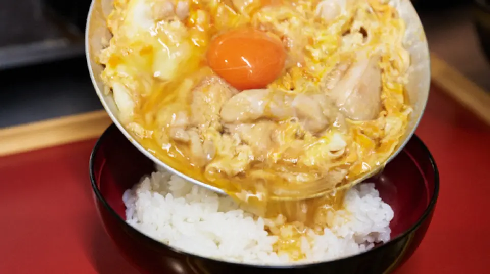 「匠心親子丼」是一道凝聚了20年匠心工藝的奢華料理，選用鳥取縣大仙雞，以初次熬製的雞湯提升鮮美滋味，再配上當天早晨新鮮雞蛋的濃鬱蛋香，入口即化。 ◎ 這道菜由技藝精湛的師傅精心烹製，注重火候和厚度等細節。午餐時分，它既是物超所值的套餐之選；晚餐時分，它又是酒後甜點或豐盛晚餐的完美之選。