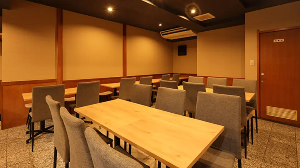 我们的餐厅距离中野站南口步行仅需3分钟。我们拥有干净现代的日式用餐环境，风格时尚，并允许吸烟。我们设有可容纳10人的私人房间，包厢内配有下沉式暖桌。此外，我们还设有适合单人用餐的吧台，以及可灵活安排的餐桌座位。我们也乐意承办最多50人的私人聚会！欢迎随时与我们联络。我们每天下午4点至凌晨1点营业，即使到了深夜，您也能尽情享用美食。