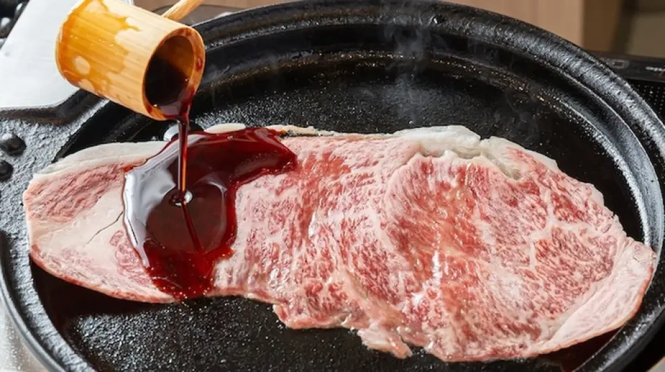 壽喜燒所用的牛肉由店主精心挑選，他對和牛情有獨鍾。憑藉著十年的經驗，他甄選出油花分佈均勻、入口即化、香氣馥鬱的和牛。濃鬱的肉香在口中迸發，帶來極致的美味體驗。而從曾祖父幸太郎那裡傳承下來的秘製醬汁，更令這道菜錦上添花。盡情享受這純粹的肉香盛宴吧！套餐可選擇西冷或肋眼牛排，即使單人享用也同樣美味。
