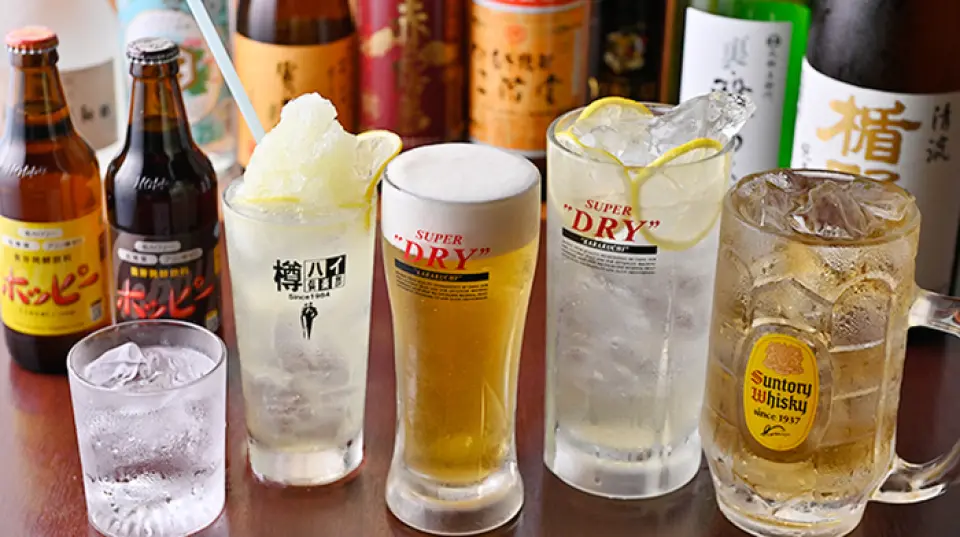 "타테노가와"와 "에비스 맥주 블랙" 등 희귀한 지역 사케를 비롯하여 술 애호가들을 만족시킬 다양한 음료를 제공합니다. 여름에는 상큼한 "샤리샤리 사워"와 "아이스노미 칵테일", 겨울에는 "핫 레몬"과 "핫 플럼 하이볼" 등 계절별 메뉴도 준비되어 있습니다! 술을 못 드시는 분들도 부담 없이 즐기실 수 있도록 무알콜 음료도 다양하게 준비되어 있습니다. 일부 주류 메뉴는 무알콜로 변경 가능하니 부담 없이 문의해 주세요♪