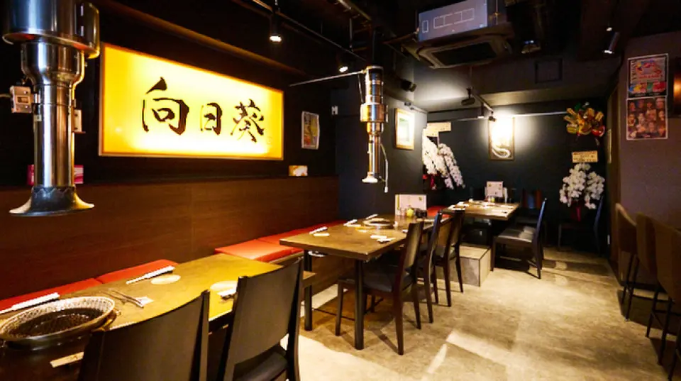 我們的餐廳擁有居酒屋般輕鬆愜意的氛圍，同時也非常適合想要與朋友們歡聚一堂的客人。晚上10點起，我們也提供卡拉OK服務。餐廳設有六個吧台座位，非常適合情侶，以及三張可容納六人的餐桌。我們也可以為過生日的客人提供餐盤。如果您在預訂時提出要求，我們將免費提供。此外，我們也提供便當盒，讓您在家也能享用我們餐廳的美味佳餚。