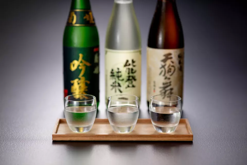 我们提供本店独有的特色饮品，例如广受欢迎的「加贺番茶伏特加高球」。此外，我们也精选了多种当地清酒，主要产自北陆地区，以及葡萄酒。当然，我们也提供生啤，欢迎您选择自己喜欢的口味。我们精心挑选的饮品都与餐点相得益彰，如果您需要咨询我们的工作人员，我们也可以为您推荐一款合适的饮品。尽情享受一杯符合您当天心情和口味的饮品吧！