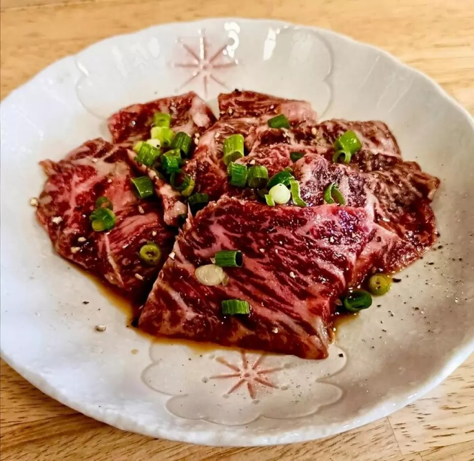 我們供應的肉類均為從當地供應商採購的新鮮生肉。您能品嚐到這種極其新鮮、鮮美無比的肉質，這是冷凍肉無法比擬的。肉類用多種水果和兩種醬油調製的特製醬汁醃製，使其成為一道真正精緻的佳餚。我們推薦的部位是牛腩和牛舌。