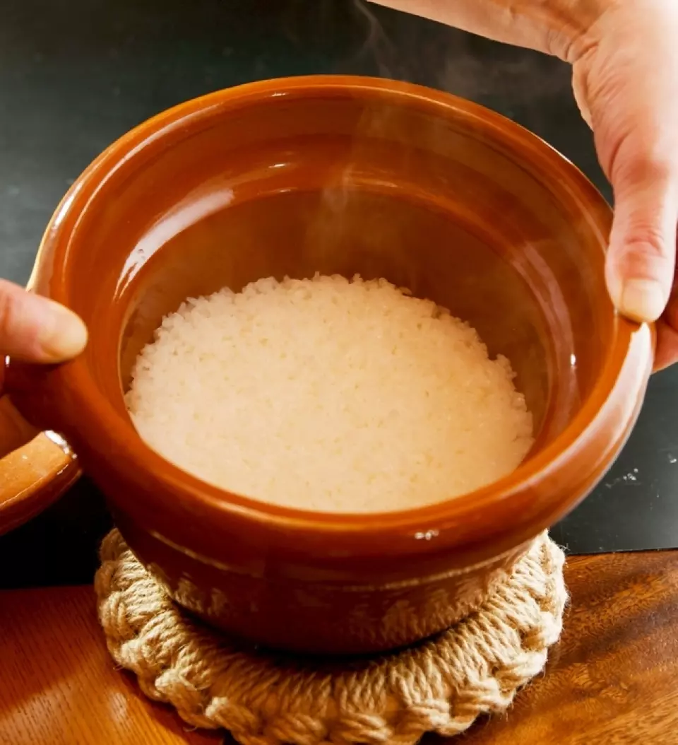 Each grain of Hakushu Koshihikari rice is firm. Its refined flavor is the result of the rich soil, pure water, and the passion of the producers. Slowly cooked in a clay pot, it achieves a rich aroma and fluffy texture. While simple, it enhances the overall meal.