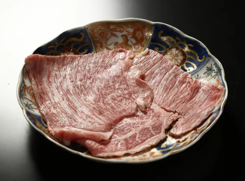 Carefully selected Koshu beef from Yamanashi Prefecture is quickly shabu-shabued in a special broth that retains the umami flavor. The rich aroma and refined sweetness fill your mouth. Enjoy the melting texture and delicate flavor to your heart's content.