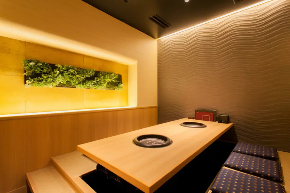 ร้านอาหารแห่งนี้ตั้งอยู่ห่างจากสถานีรถไฟชิซูโอกะโดยใช้เวลาเดิน 5 นาที ให้บรรยากาศผ่อนคลายด้วยดีไซน์สไตล์ญี่ปุ่นสมัยใหม่ พร้อมที่นั่งหลากหลายรูปแบบที่ตอบโจทย์ทุกความต้องการของคุณ ห้องโคทัตสึแบบซุนเคนโคทัตสึส่วนตัวที่สามารถรองรับได้ถึง 8 ท่าน และที่นั่งแบบเคาน์เตอร์ที่สามารถรองรับได้ 2 ท่านอย่างสบายๆ ก็เป็นที่นิยมเช่นกัน เราสามารถรองรับได้หลากหลายโอกาส ตั้งแต่การรับประทานอาหารแบบเดี่ยวไปจนถึงงานเลี้ยงกลุ่มใหญ่ เรามีที่นั่งแบบโต๊ะโซฟา และห้องโคทัตสึแบบซุนเคนโคทัตสึที่กั้นด้วยม่านม้วน เหมาะสำหรับโอกาสต่างๆ ทางร้านรับจองโต๊ะส่วนตัวสำหรับแขกสูงสุดประมาณ 60 ท่าน