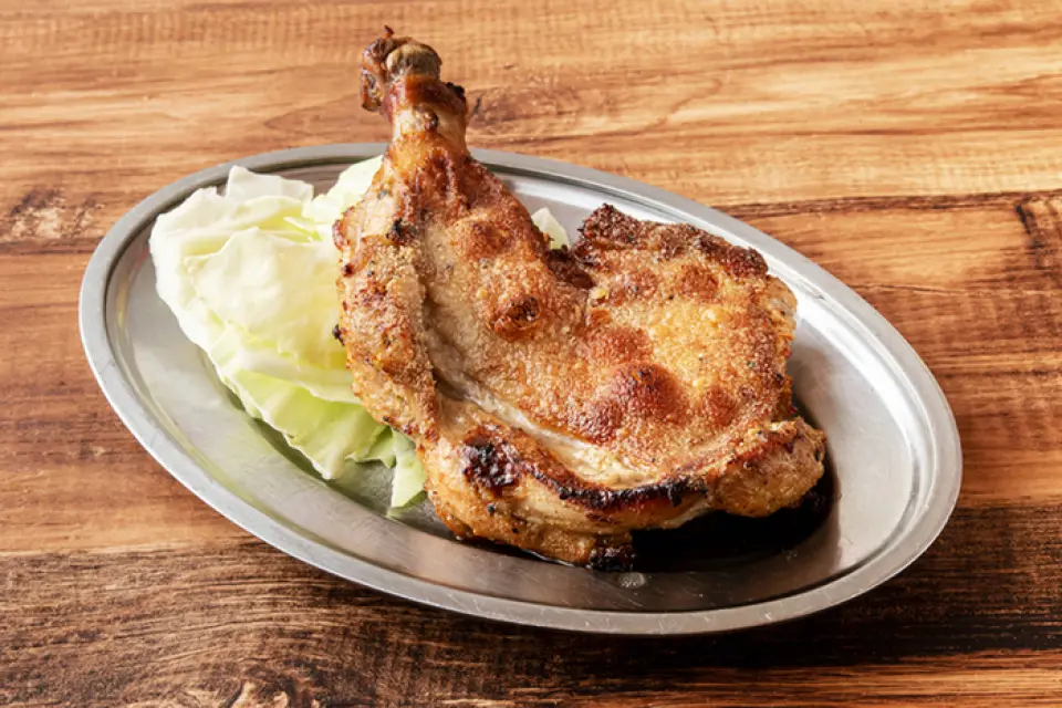 You can choose the flavorful and chewy "Oyatori" or the soft and juicy "Hinatori" depending on your preference! You can also compare the two! You can use the remaining sauce to dip small rice balls or mix it with garlic rice, making it a dish that you can enjoy to the last drop!