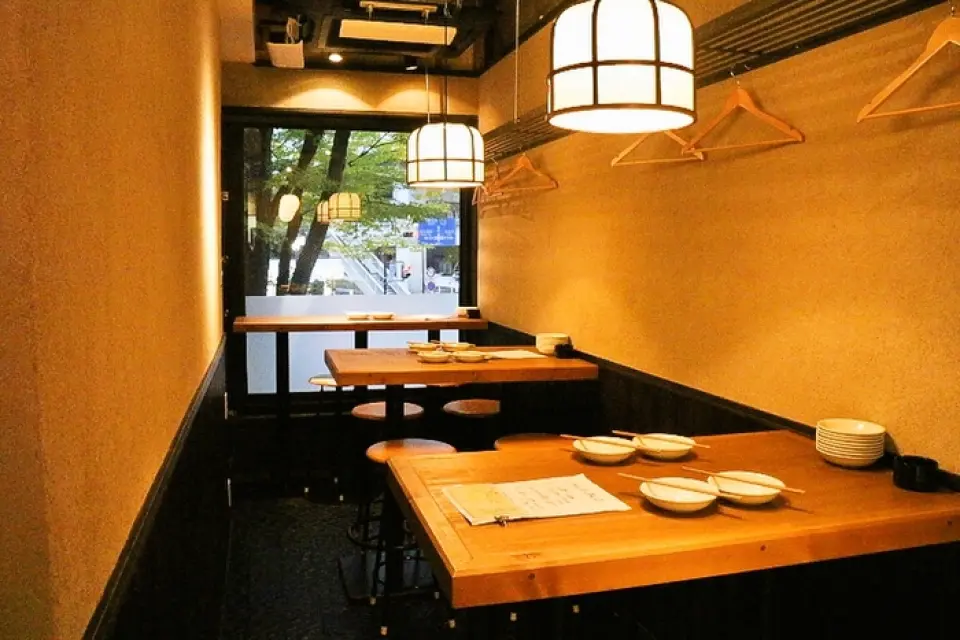 我們的餐廳距離榮站僅需步行5分鐘，擁有溫馨舒適的氛圍，鼓勵您與員工和其他顧客輕鬆交談。我們提供吧台和餐桌座位，適合各種場合，無論是日常用餐、約會或朋友聚餐。我們也承辦私人派對，如果您想包場，歡迎隨時與我們聯繫。
