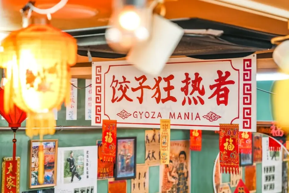 店面內部裝潢精美，熙熙攘攘，頗有幾分中國小吃攤的風情。這裡氛圍既充滿新奇感又倍感親切，老少咸宜，男女皆宜。