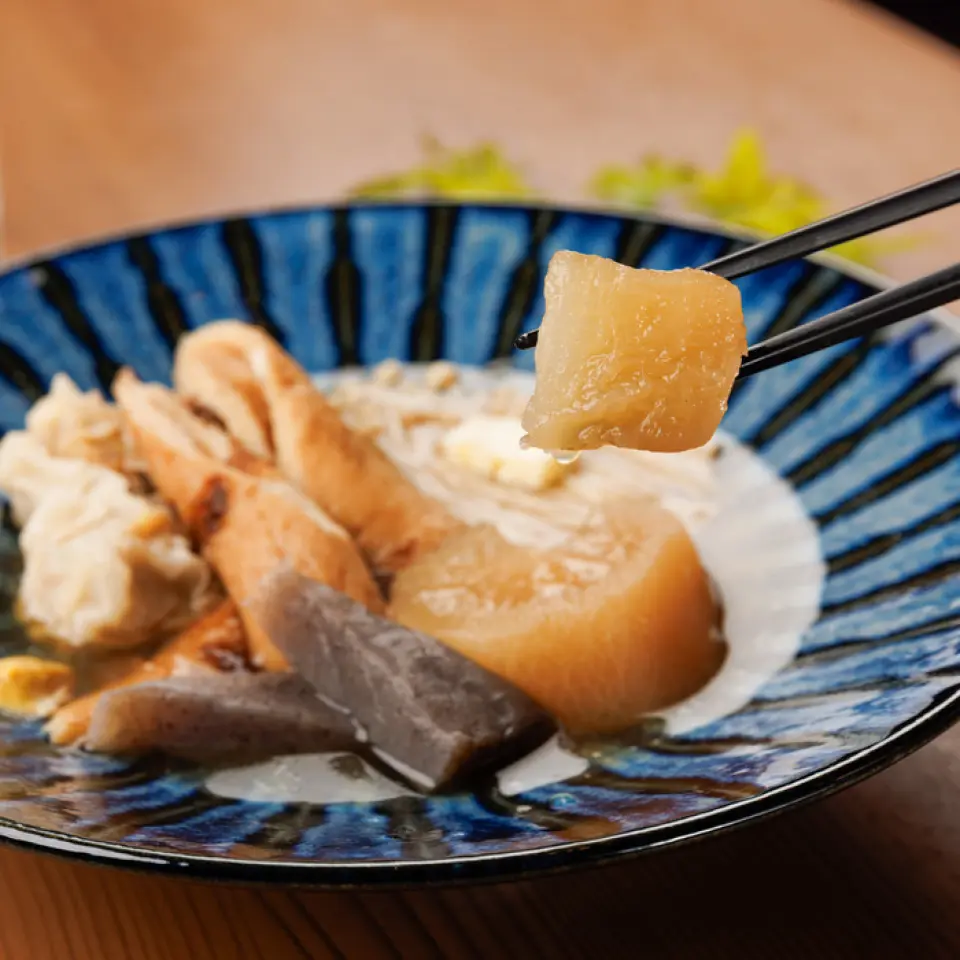 來碗清淡湯底的關東煮怎麼樣？我們提供經典的白蘿蔔、蒟蒻、雞蛋口味，以及一些較少見的口味，例如金針菇奶油、番茄和菠菜。我們還有章魚燒關東煮。調味恰到好處的章魚燒和清淡的湯底簡直是絕配。芥末是關東煮的經典配料，但我們也提供味噌，這是名古屋獨特的風味。清爽的滋味也非常適合作為飲酒之夜的完美收尾！