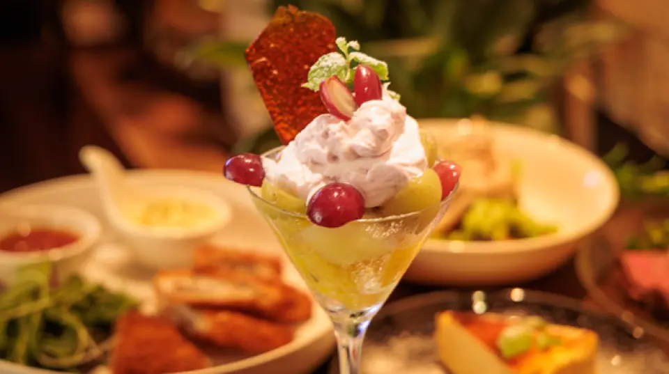 ถ้าอยากทานของหวานตอนดึกๆ แวะมาที่ร้านเราได้นะ! เรามีขนมหวานต้นตำรับที่รังสรรค์ขึ้นจากประสบการณ์ของเชฟขนมอบของเรา หนึ่งในเมนูแนะนำคือค็อกเทลผลไม้ ซึ่งจะเปลี่ยนรสชาติไปตามฤดูกาล ค็อกเทลนี้ใช้ผลไม้สดตามฤดูกาลและดูน่ารับประทานมาก