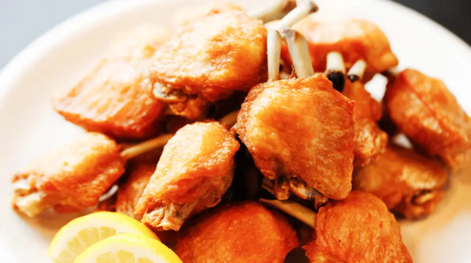 我們的招牌菜「美味雞翅」深受顧客喜愛。鮮嫩多汁的丹波雞，佐以京都知名餐廳的秘製鹹味調味料，風味獨特。我們也提供外帶服務，讓您在家也能享用我們遠近馳名的雞翅。此外，我們也推薦從熊本縣直接運來的「馬肉刺身」。每天都有不同的馬肉部位供您品嚐，除了雞肉料理，我們還提供各種其他美味佳餚。搭配您喜愛的清酒或燒酒，更添一份愜意。