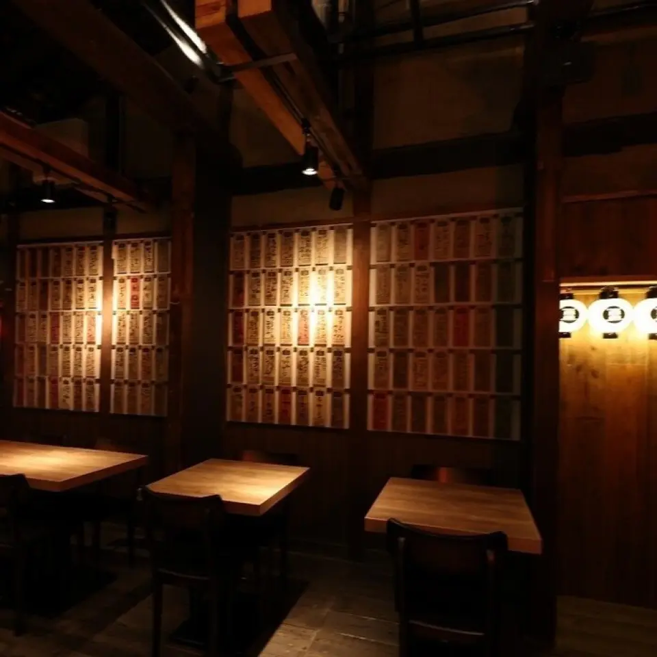 这栋建筑已有百年历史，年久失修，似乎难以改造成店铺。但我们仍决定在此开设店铺，希望保留这片区域独有的町屋魅力，让更多人了解町屋的独特氛围。 「百楼满」是个历经岁月洗礼、如今已无法复制的非凡空间，充满了我们店铺独有的创意。请您在此体验别处难寻、唯有在此才能品尝到的美味。