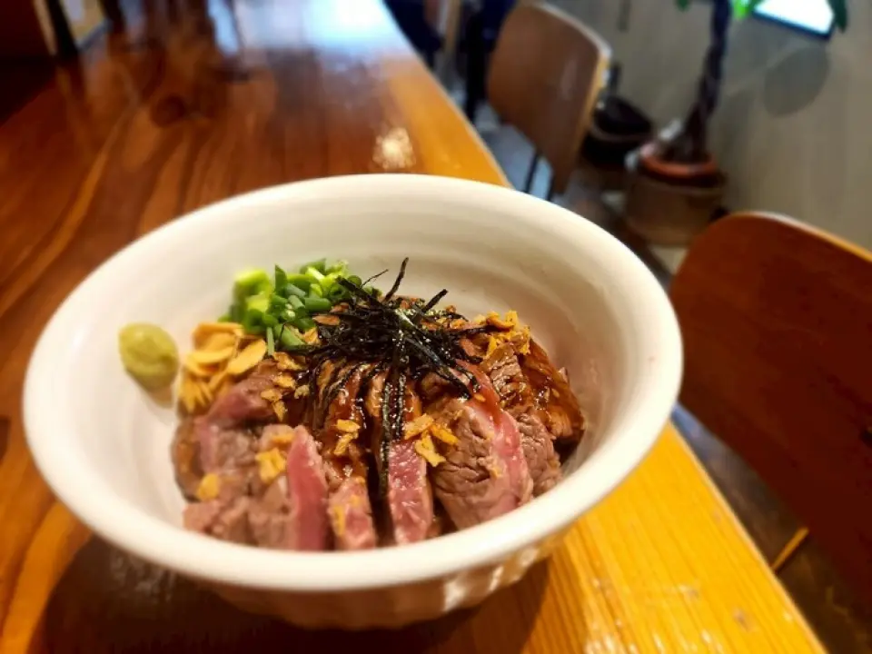 我們現在推出廣受歡迎的牛排飯！味道依舊美味！歡迎您再次光臨，品嚐我們不容錯過的牛排飯！