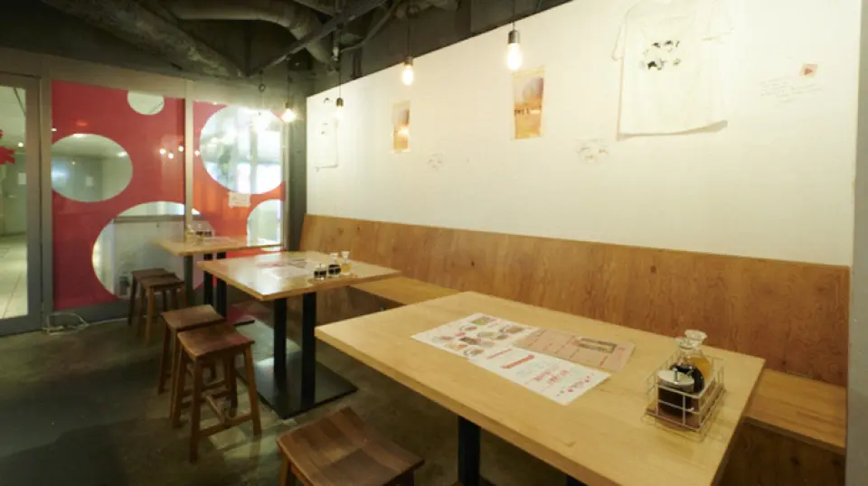 我们的餐厅位于 Herbis Plaza Ent 的地下一层，是日常用餐、举办派对和白天小酌的理想之选。吧台设有 11 个座位。 9-15 人的团体可预订桌椅，座位并排摆放。 20 人及以上的团体可考虑包场。如需了解预算、人数等详情，请随时与我们联络。此外，如果您提前告知，我们允许携带宠物在露台座位用餐。