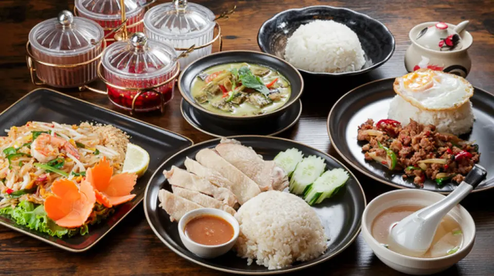 Một nhà hàng nơi bạn có thể thưởng thức ẩm thực Thái Lan chính thống! Bạn có thể tùy chỉnh độ chín của gan, độ cay, và thậm chí cả việc có thêm rau mùi hay không. Chúng tôi cũng gợi ý các món ăn được ướp bằng nước sốt đặc trưng của chúng tôi. Chúng tôi cũng phục vụ mì ramen Thái và mì xào. Chúng tôi cũng có thể thay đổi gia vị cho phù hợp với nhu cầu của bạn.
