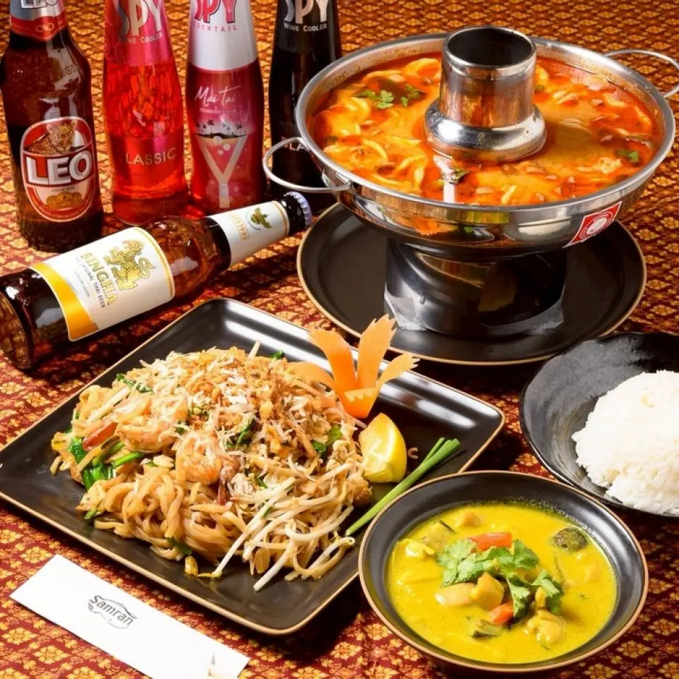 Nhà hàng chúng tôi tự hào với món lẩu shabu-shabu Thái Lan, sử dụng hải sản như tôm và mực! Chúng tôi cũng có rất nhiều món ăn tiêu chuẩn trong thực đơn. Bạn cũng có thể thêm lựa chọn đồ uống thỏa thích, rất lý tưởng cho bữa ăn cùng gia đình, bạn bè, hoặc cho tiệc chiêu đãi.