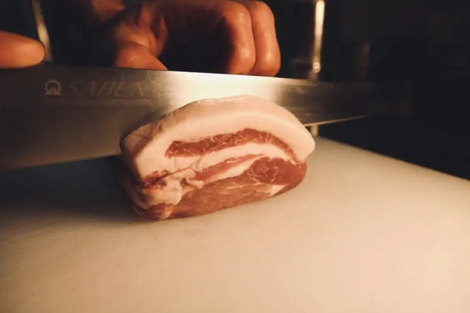我們引以為傲的豬肩肉經過精心醃製，再以低溫慢煮，最終呈現出鮮嫩多汁、風味十足的口感。這道豬肉經過我們兩天多的精心準備，請您盡情享用。