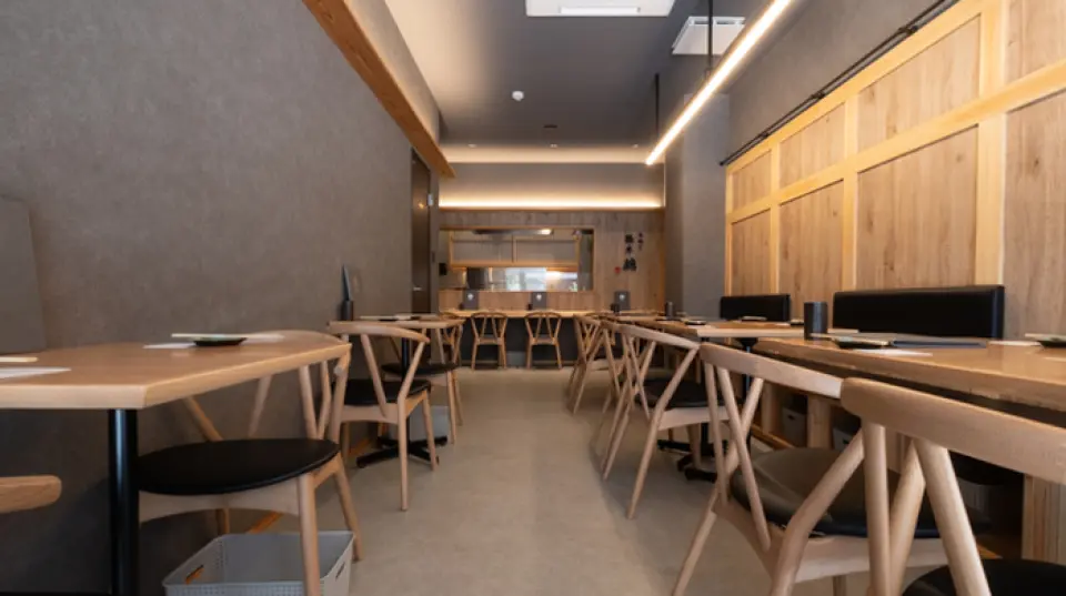 ร้านอาหารของเราอยู่ห่างจากทางออก 8 ของประตูตรวจตั๋วฝั่งเหนือของสถานีชินไซบาชิโดยใช้เวลาเดินเพียง 2 นาที! การตกแต่งภายในที่ผสมผสานสีสันอันหรูหราเข้ากับบรรยากาศอันหรูหรา ให้ความรู้สึกสบายและเหมาะสำหรับการรับประทานอาหารแบบสบายๆ ขอแนะนำที่นั่งแบบเคาน์เตอร์ที่สามารถนั่งเบียดกันได้สำหรับการเดท ส่วนที่นั่งแบบโต๊ะเคลื่อนย้ายได้เหมาะสำหรับการรับประทานอาหารขนาดใหญ่และงานเลี้ยง เรายินดีต้อนรับทั้งลูกค้าที่มาเป็นกลุ่มและลูกค้าที่มาคนเดียว เรายังรับจองโต๊ะสำหรับงานเลี้ยงและการจองแบบส่วนตัวสำหรับกลุ่ม 20 ท่านขึ้นไป โปรดติดต่อเราได้ตลอดเวลา!