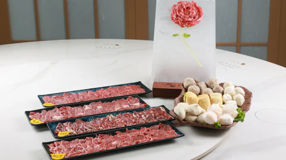 我们的「牛肉涮涮锅」提供五种牛肉选择：西冷、上等西冷、臀肉、牛臀肉和牛舌。新鲜牛肉每日店内手工切割，让您享受每种牛肉不同的口感与风味。搭配四种不同的汤底，美味更上一层楼！