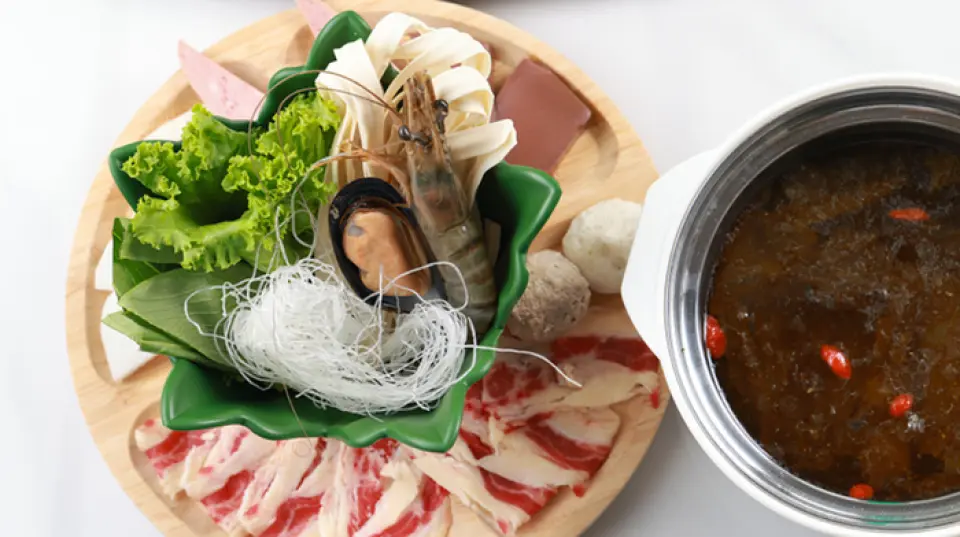 午餐时段我们提供两种菜色！甜辣五花肉饭和涮涮锅套餐（汤底和肉品任选，搭配蔬菜、肉丸、米饭等），既饱腹又美味。无论是工作间隙补充能量，或是与朋友聚餐，都是绝佳选择！