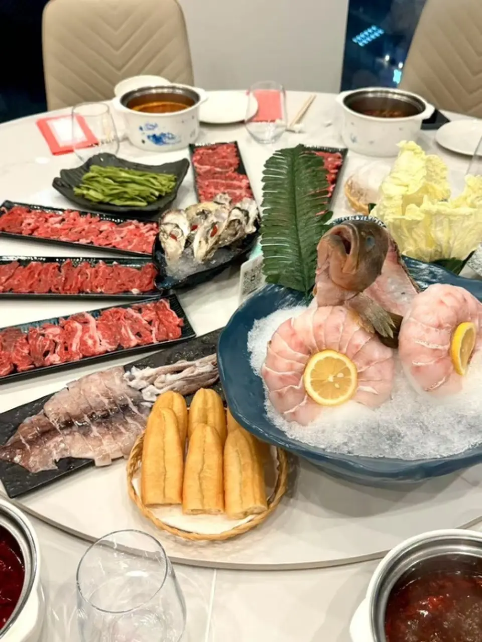 我们推荐的涮涮锅，选用潮汕地区多种牛肉，也可作为套餐享用。您可以尽情品尝各种部位的牛肉，享受奢华体验，是成人饮酒聚会、新年派对和年末聚会的理想之选。请尽情享受套餐带来的轻松惬意时光。
