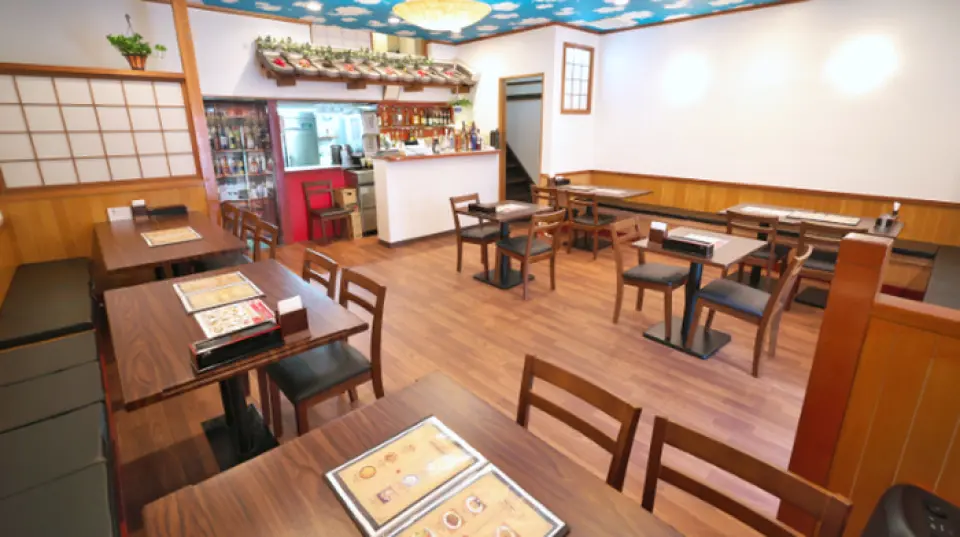 我們的餐廳歡迎各類顧客前來用餐，包括上班族、家庭、個人、聚會以及海外遊客！我們也提供居酒屋服務，歡迎您隨時光臨。我們設有寬敞舒適的餐桌，以及可容納8人的私人空間。此外，我們也承辦最多30人的私人聚會。同時，我們也提供外帶服務。