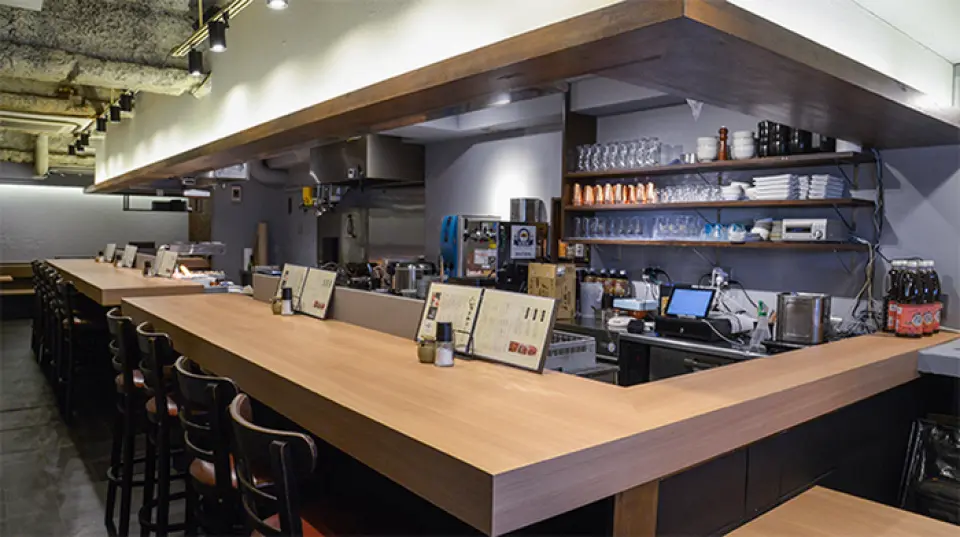 您可以在這充滿日式氛圍的靜謐空間放鬆身心，享受美好時光。 11個吧台座位讓您透過開放式廚房欣賞現場烹飪表演。餐廳也提供可容納2至4人的餐桌座位，是日常用餐、約會或小型聚會的理想選擇。