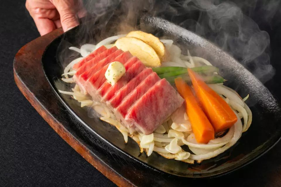 [프리미엄 와규 필레 스테이크 코스], [일본산 흑우 등심 스테이크], [랍스터] 등 다양한 코스를 제공합니다. 모든 코스는 독일식 등심 햄 오르되브르, 수프, 디저트까지 풍성하게 구성되어 있어 접대나 기념일에 안성맞춤입니다. 3,800엔부터 시작하는 점심 메뉴와 어린이용 스테이크도 준비되어 있으니 가족 식사에도 부담 없이 이용해 주세요.