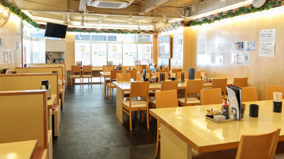 Located just 5 minutes from Amagasaki Station on the Hanshin Main Line, our restaurant is a comfortable space for both solo diners and groups. The bright, lively, and clean interior offers counter seating and tables that seat 8 and 10 people. We also accept reservations for private parties, and smoking is permitted. This is a space that can be enjoyed for a wide range of occasions, from lunchtime to a quick drink by yourself in the evening, or a drinking party with friends after work.