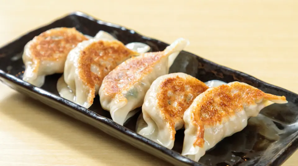 Our signature dish, "Xi'an Specialty Fried Gyoza," is a flavor of Xi'an, China, the owner's hometown. Made with large pieces of minced Kagoshima Prefecture brand pork, "Chabi Pork," and a filling containing Chinese cabbage, cabbage, and chives, these gyoza are wrapped and fried in the authentic way, resulting in crispy skin and juicy insides! These hearty gyoza are popular with children and adults alike, and we offer soy sauce, vinegar, homemade miso sauce, and homemade chili oil, so you can enjoy them with your favorite seasonings.