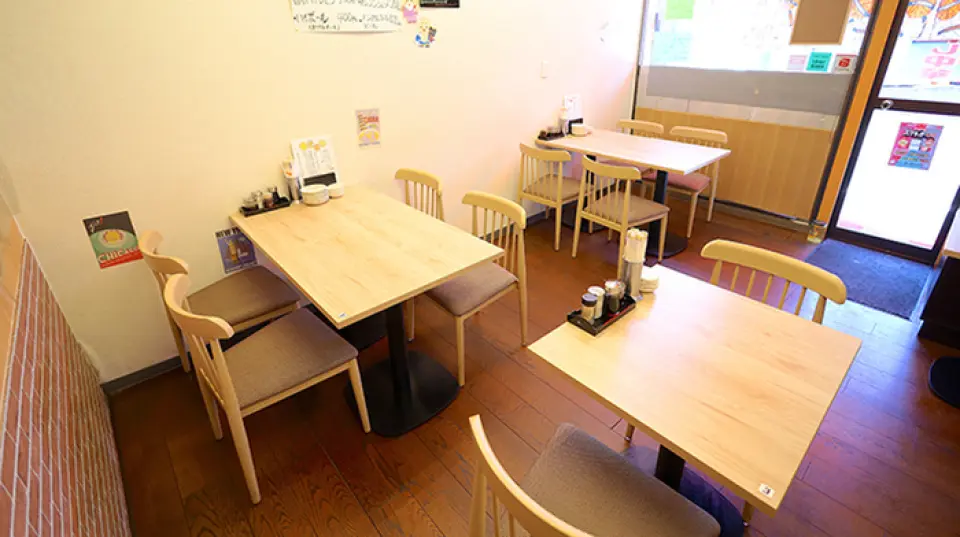 The simple space has a nostalgic feel, creating a relaxing and homey atmosphere. We have counter seats and table seats available! Families with children are also welcome! We also offer course meals, making it a great choice for various banquets. We also offer takeout. From popular classic Chinese dishes to bento boxes, you can enjoy our cuisine at home.