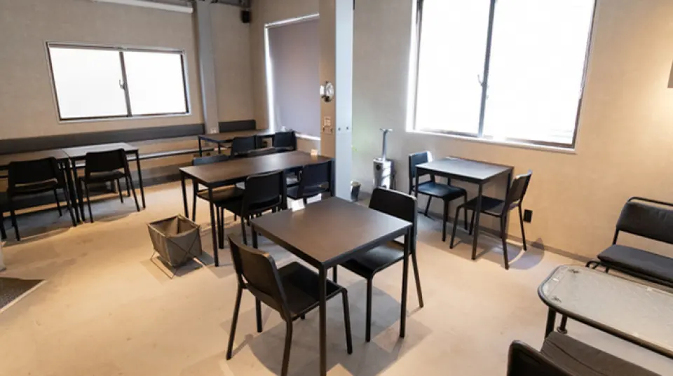 ร้านอาหารของเรามีบรรยากาศเงียบสงบและซ่อนตัวอยู่ภายใน ภายในร้านตกแต่งอย่างเรียบง่ายแต่อบอุ่น มีทั้งที่นั่งแบบเคาน์เตอร์ให้คุณได้เพลิดเพลินกับอาหารตรงหน้า ที่นั่งแบบโต๊ะที่เหมาะสำหรับกลุ่มเพื่อน และที่นั่งแบบโซฟา นอกจากนี้ยังมีปลั๊กไฟสำหรับใช้งานสะดวก ไม่ว่าจะทำงาน เรียนหนังสือ หรือทำงานบนคอมพิวเตอร์ ◎ เชิญใช้บริการได้ในโอกาสต่างๆ เช่น รับประทานอาหารคนเดียว สังสรรค์กับสาวๆ หรือสังสรรค์กับคุณแม่!