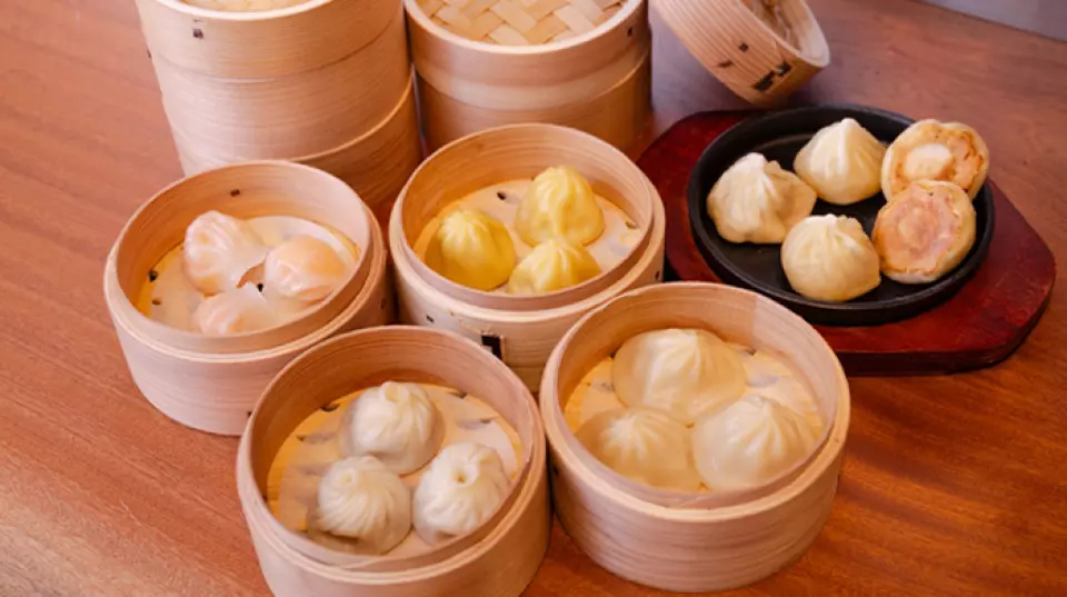 Ẩm thực Trung Hoa thủ công của chúng tôi được chế biến tỉ mỉ, từ khâu tuyển chọn nguyên liệu đến hương vị đích thực! Chúng tôi cung cấp đa dạng các món ăn hợp với rượu, bao gồm "Đậu hũ Ma Bà" và "Gà sốt chua ngọt". Các loại Tiểu Long Bao được chúng tôi khuyên dùng nhất là "Tiểu Long Bao" tiêu chuẩn, "Tiểu Long Bao Thịt Heo Đen Nướng" và "Tiểu Long Bao kiểu Kamiya". Chúng không chỉ ngon mà còn rất hợp với rượu!