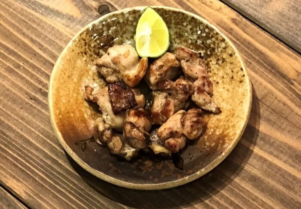 Thưởng thức món yakitori làm từ gà Awaodori đặc sản của Tokushima, nướng trên than binchotan. Nếu bạn muốn thưởng thức hương vị địa phương, đây chính là món ăn lý tưởng để bắt đầu. Gà Awaodori ít mỡ, béo ngậy, ngọt đậm đà, với màu hơi đỏ và kết cấu chắc. Chúng tôi cũng gợi ý bạn món sashimi đùi gà làm từ gà bố mẹ vùng Kagoshima. Càng nhai kỹ, hương vị càng lan tỏa, kết cấu và hương vị độc đáo của thịt gà sẽ khiến bạn không thể cưỡng lại.