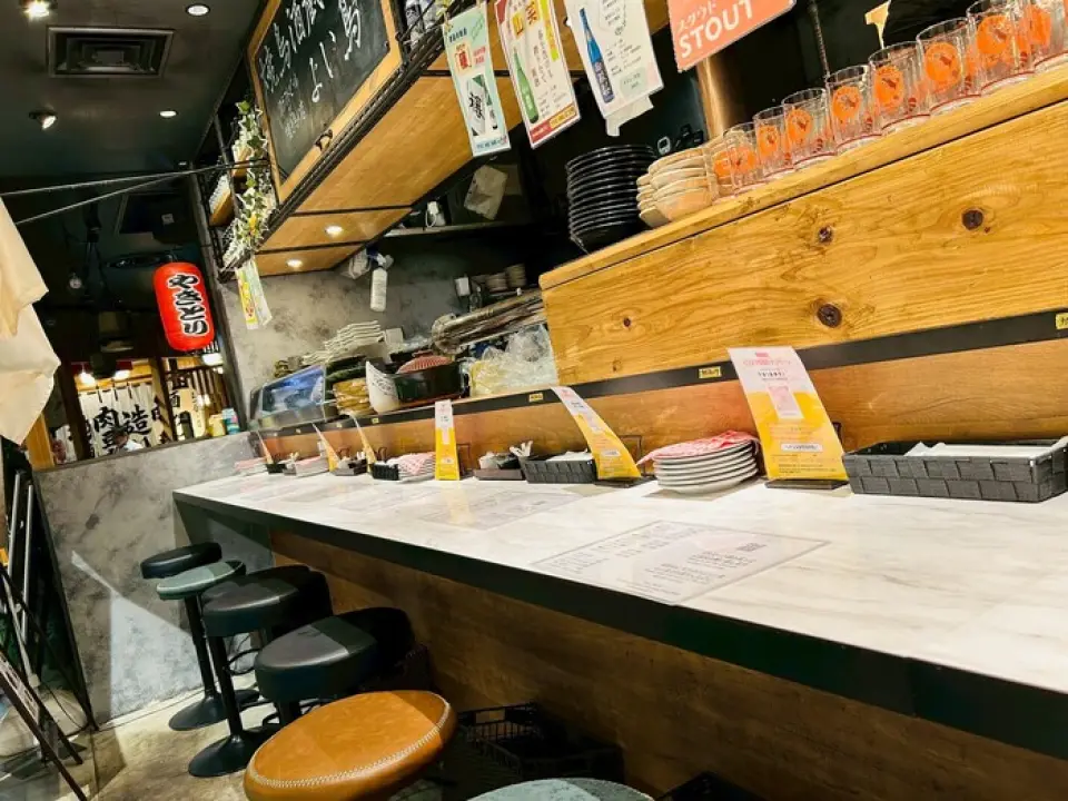 Với vị trí thuận tiện, chỉ cách ga Tokushima 30 giây đi bộ, nhà hàng của chúng tôi rất thoải mái cho nhóm nhỏ từ 2-4 người, hoặc thậm chí là thực khách đơn lẻ. Ghế ngồi tại quầy cho phép bạn quan sát quá trình chế biến, rất lý tưởng để nhâm nhi đồ uống. Chúng tôi cũng có bàn ăn, hoàn hảo cho những buổi tụ tập vui vẻ cùng bạn bè. Bàn ăn có sức chứa tối đa 12 người, lý tưởng cho các buổi họp mặt nhỏ và tiệc chiêu đãi. Hãy tận hưởng những giây phút trọn vẹn khi thưởng thức các món ăn đặc trưng và bia thủ công của chúng tôi trong không gian ấm cúng.